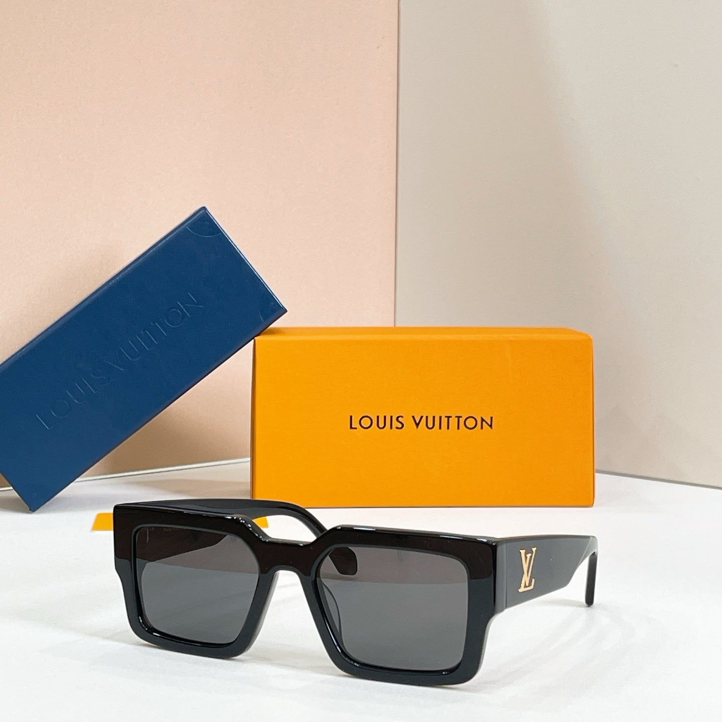 Louis Vuitton Sunglasses-Z1579E